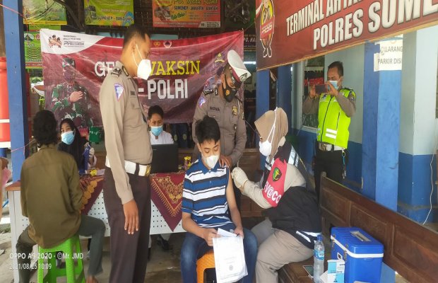 Foto: Fikri Khair Rahmansyah, anak usia 15 tahun saat mengikuti vaksinasi di Mapolres Sumenep 