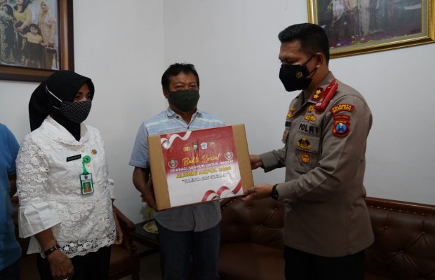 Foto: Kapolresta Malang Kota AKBP Budi Hermanto, SIK, M.Si saat memberikan bantuan sosial berupa sembako kepada masyarakat difabel dan korban laka lantas