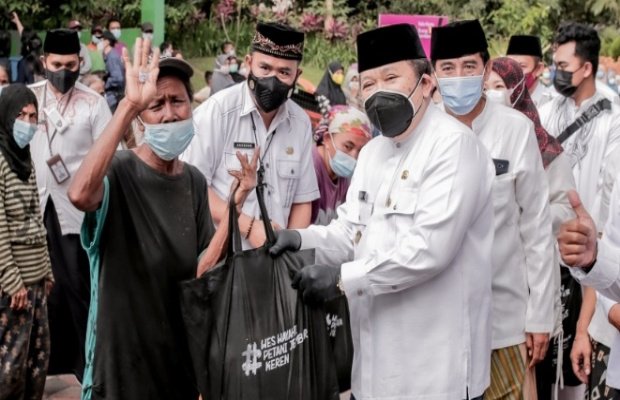  Foto : Salah satu warga penerima bantuan sembako dari Bupati Jember Hendy Siswanto