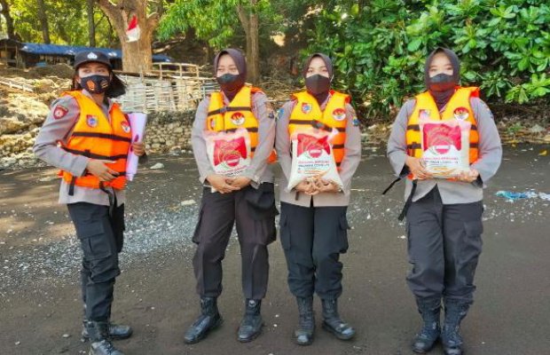 Foto: Polwan cantik antar paket sembako kepada masyarakat Desa Puger, Jember.