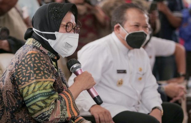 Foto:  Kemensos RI Risma di dampingi Bupati Jember Hendy.