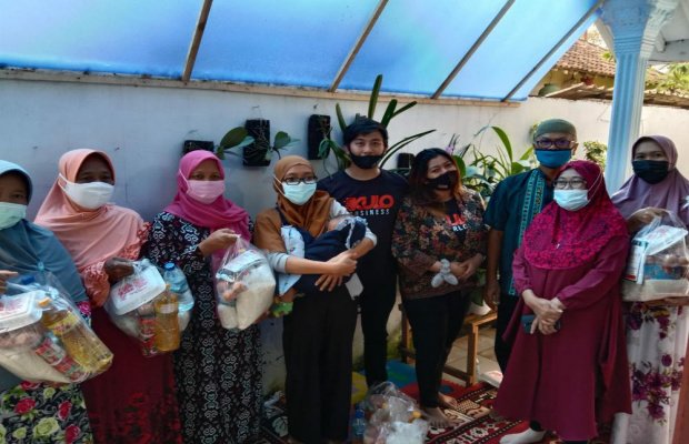 Foto : Tim Kulo Kepanjen bersama warga setempat saat foto bersama.