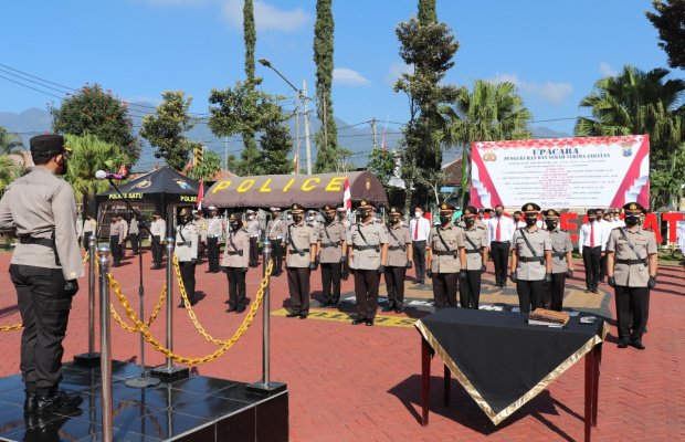 Foto: Kapolres Batu AKBP Catur Cahyono Wibowo, SIK,  MH saat memimpin pelaksanaan Pengukuhan dan Sertijab.