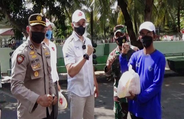 Foto : Okan Kornelius Owner Yayasan Yukata Peduli Bangsa ( tangah )