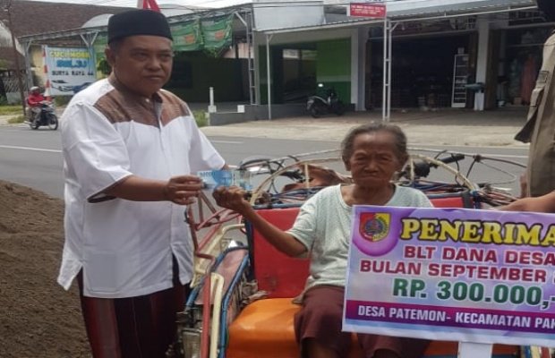 Foto: Seorang lansia di salah satu penerimaan manfaat di Pemdes Patemon, Kecamatan Pakusari, Jember.