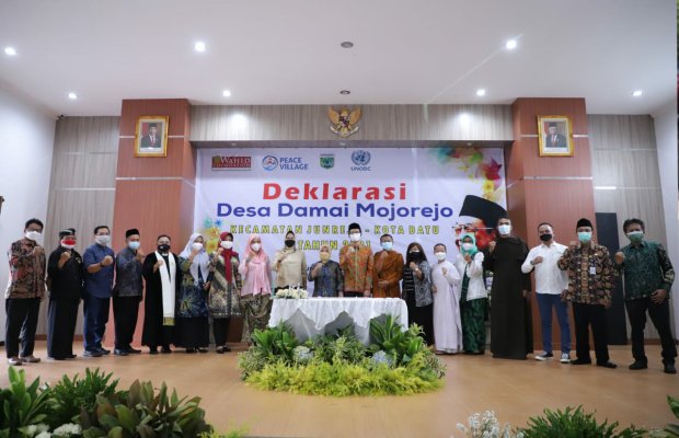 Foto: suasana saat sesi foto bersama.