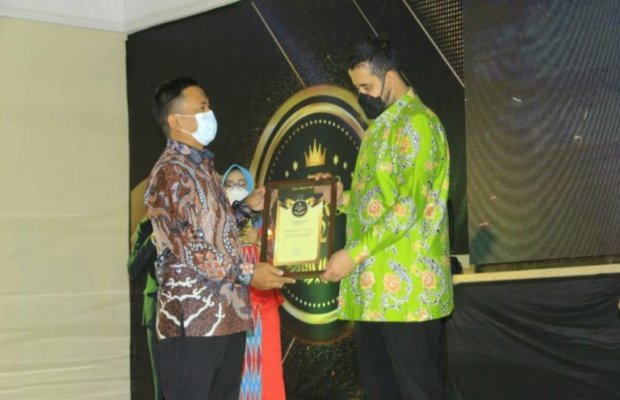 Foto : Walikota Probolinggo Saat Menerima Penghargaan