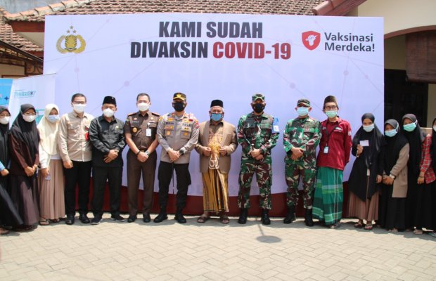 Foto: Kapolresta Malang Kota AKBP Budi Hermanto, SIK, M.Si, saat sesi foto bersama dalam giat meninjau pelaksanaan serbuan Vaksinasi Merdeka.
