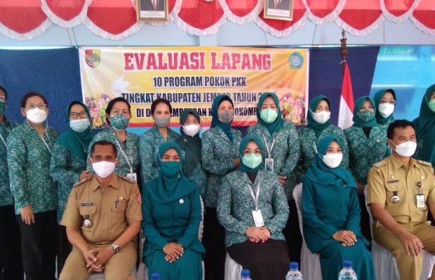 Foto: Ketua TP PKK Kabupaten Jember, Jajaran Muspika Kecamatan Ledokombo dan beserta jajarannya.