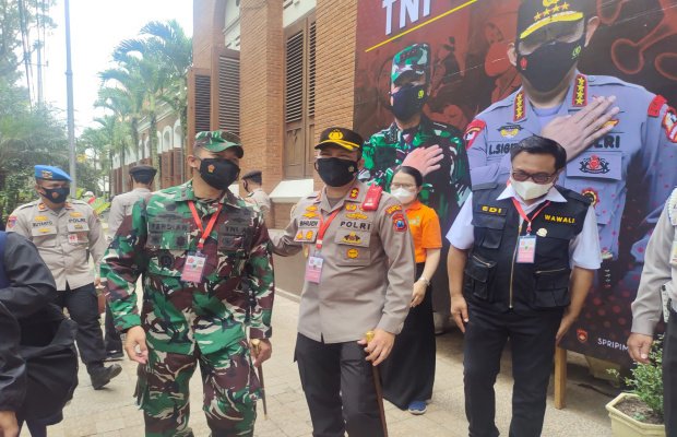 Foto:Kapolresta Malang AKBP Budi Hermanto, SIK., M.Si mendampingi Kapolda Jatim Irjen Pol. Nico Afinta, saat tengah meninjau pelaksanaan jalannya vaksinasi massal ke SMA Cor Jesu.