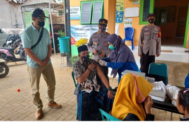  Foto : Warga yang melaksanakan vaksinasi Covid - 19 