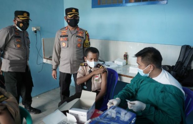 Foto : Kapolres Probolinggo Kota Tinjau Gerai Vaksinasi di Sekolah