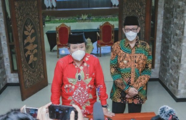 Foto: Saat dikonfirmasi awak media, Bupati Jember Akan Tertibkan Tambak Udang Nakal