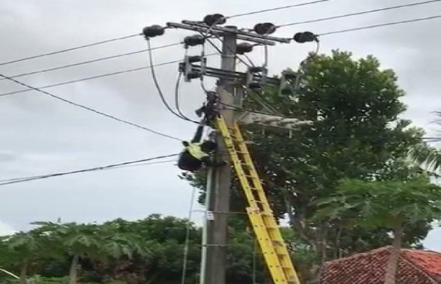 Foto: Korban Saat Terpental Dari Tiang Listrik di Tempat Kejadian