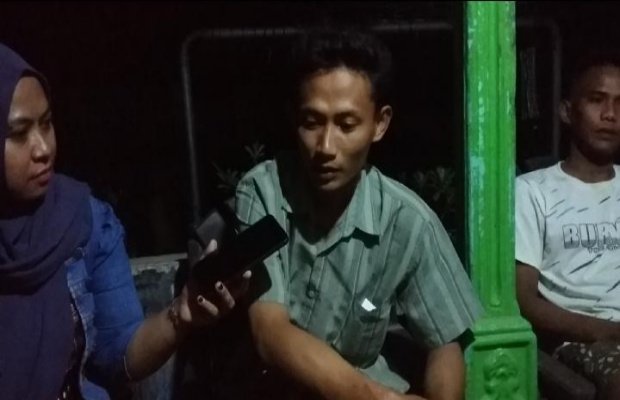  Foto : Ahadi Jazuli Saat Dimintai Keterangan Media di Rumahnya.
