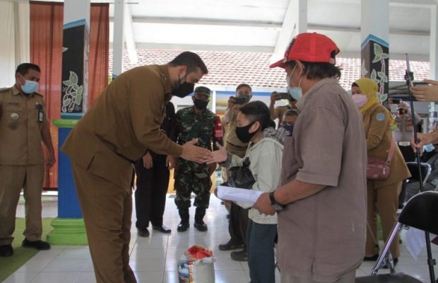 Foto : Walikota Probolinggo Menyerahkam Bantuan Kepada Penyandang Disabilitas