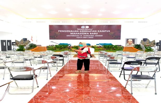 Foto: Penyemprotan disinfektan di Kampus bagi Mahasiswa Baru (PK2MB) Universitas dr Soebandi Jember.