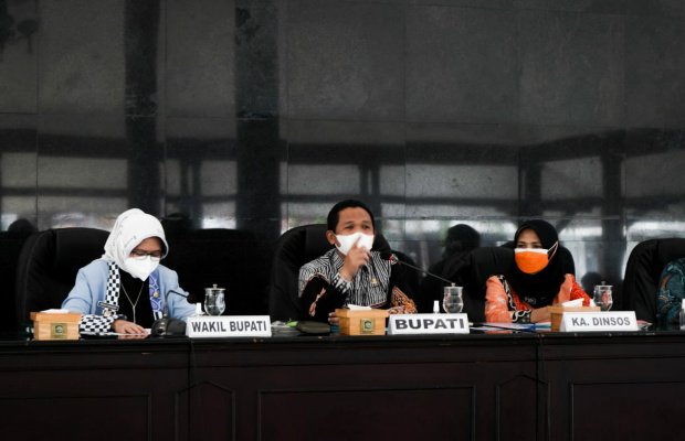 Foto: Bupati Lumajang Thoriqul Haq ( tengah ).