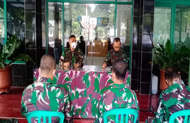 Foto : Dandim 0821 duduk bersama Kasdim 0821 ( di depan ) memimpin kegiatan.