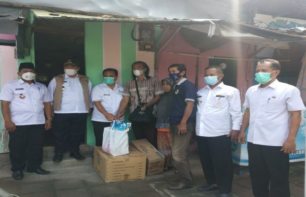 Foto: Dinsos Pamekasan Menyerahkan Bansosnya Kepada Wasi' di Depan Rumahnya