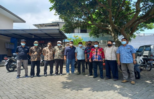 Foto:APEL se-Kota Batu saat foto bersama di sela - sela "Road Show" memberikan bantuan kepada warga yang terdampak.