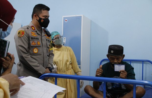 Foto: Kapolresta Malang Kota AKBP Budi Hermanto, SIK, M.Si saat meninjau pelaksanaan vaksin untuk Lansia.