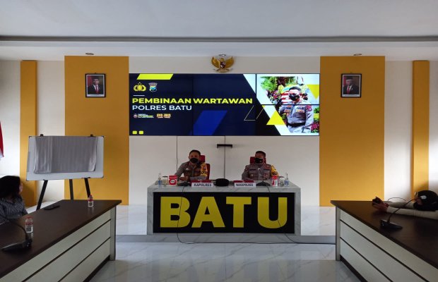 Foto:Kapolres Batu AKBP I Nyoman Yogi Hermawan, SIK, M.Si didampingi Waka Polres Batu Kompol Suharsono, saat temu kenal dengan wartawan.