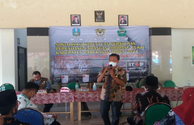 Foto : Pelaksanaan Kegiatan Sosialisasi di Balai Desa Laden, Kecamatan Kota Pamekasan