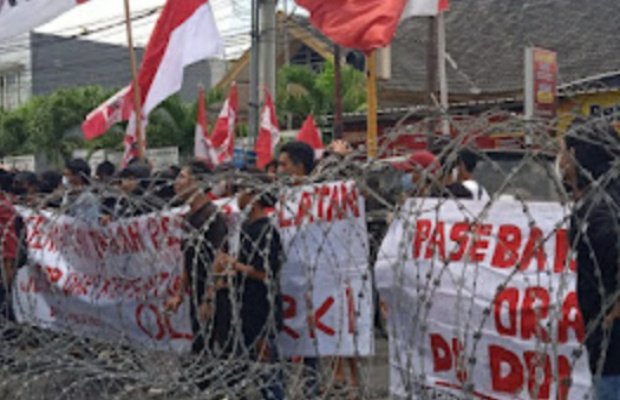 Foto: Demo mahasiswa di lingkaran depan Gedung DPRD Jember.