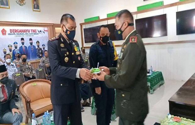 Foto: Kapolres Pamekasan Saat Mengucapkan selamat HUT TNI Ke-76 Kepada Dandim 0826 Pamekasan
