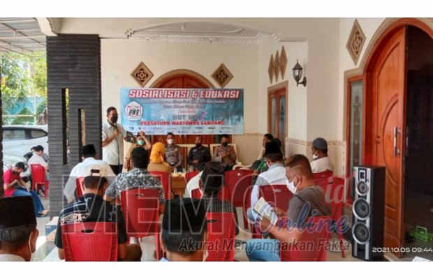 Foto : PWS saat sosialisasi tentang hoax di Desa Kanjer Kecamatan Torjun Sampang