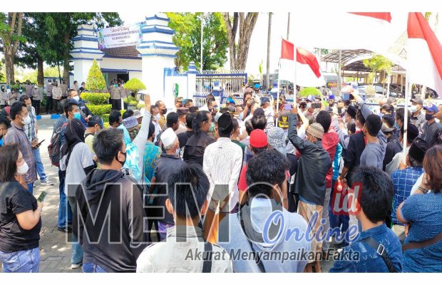 Foto : Aksi demonstrasi menolak SK Bupati Sampang tentang Pilkades
