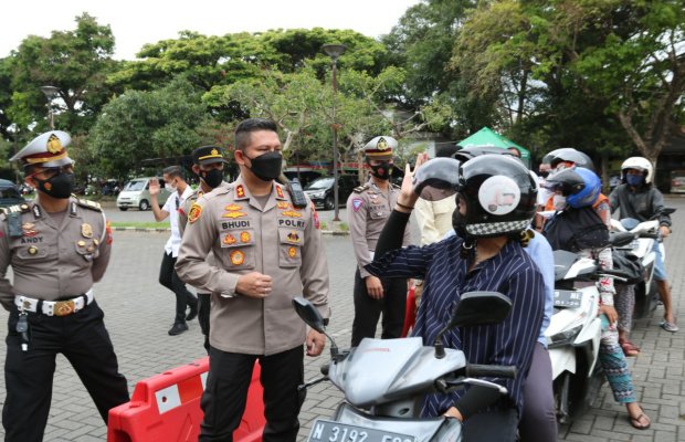 Foto:Kapolresta Malang Kota AKBP Budi Hermanto, SIK, M.Si tinjau langsung pelaksanaan vaksinasi drive thru.