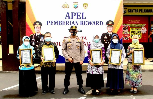 Foto: Kapolres Lumajang foto bersama dengan Kepala Puskesmas yang menerima penghargaan