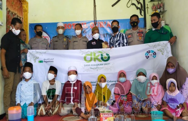 Foto : Kepala Cabang Pegadaian Syariah Cabang Sampang bersama Satbinmas Polres Sampang serta anak yatim piatu