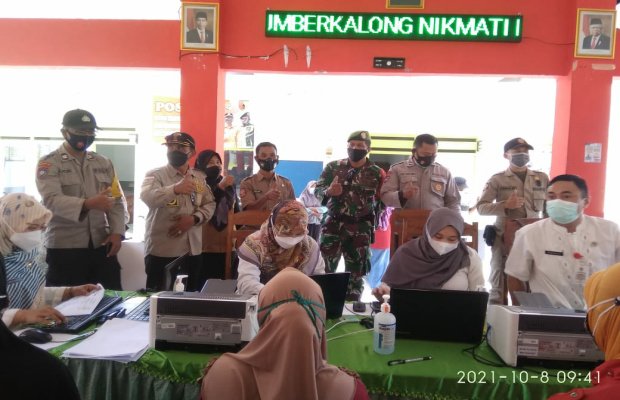 Foto : Masyarakat mengikuti vaksinasi yang diselenggarakan pemerintah di Desa Sumber kalong, Jember.