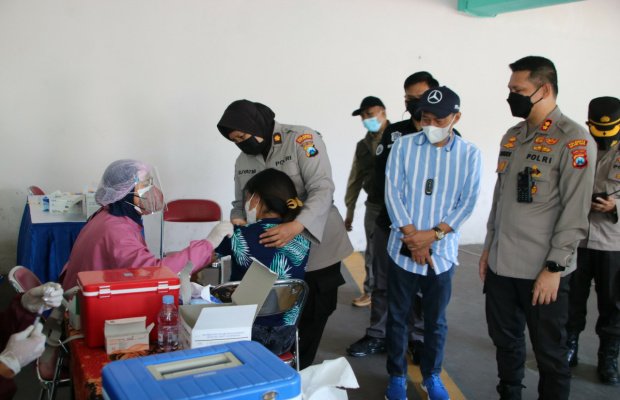 Foto: Kapolresta Malang Kota AKBP Budi Hermanto, SIK, M.Si saat meninjau Vaksinasi   Gembira Gratis.
