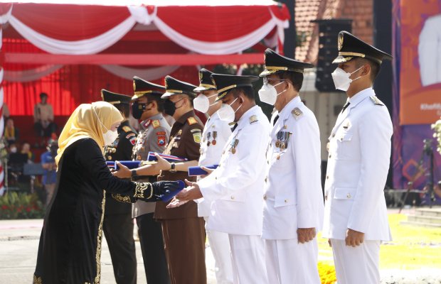 Foto: penyematan lencana “ Jer Basuki Mawa Beya Emas” di Halaman Gedung Grahadi Surabaya, Rabu (13/10/2021)