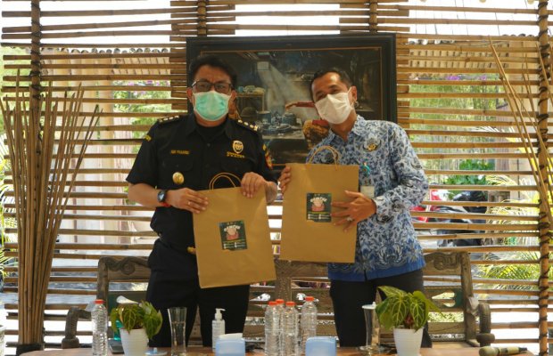 Foto: Kepala Dinas Kominfo Lumajang ( kanan ) bersama Kepala Seksi Kepatuhan Internal dan Penyuluhan Bea Cukai Probolinggo, Nanang P Pasaribu