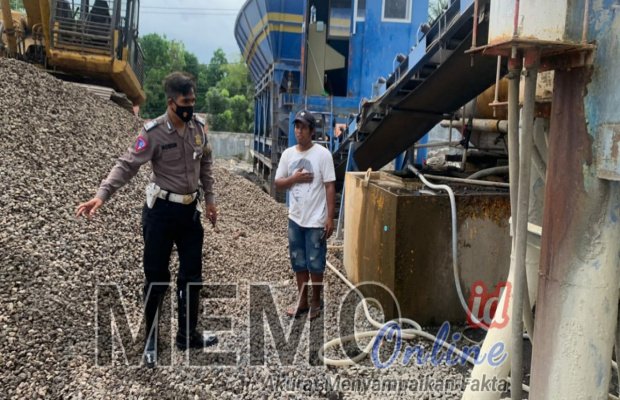Foto : Polisi mendatangi dan menegur pihak perusahaan Material cor