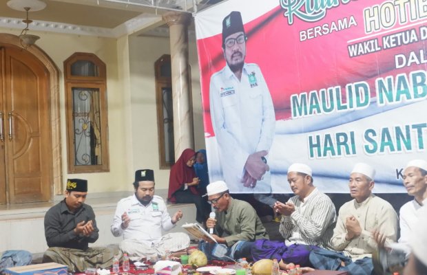 Foto : Khotib Marzuki saat melakukan Khotmil Qur'an