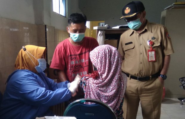 Foto: dr. Zainul Arifin beserta jajarannya dan masyarakat yang ikut di vaksin.