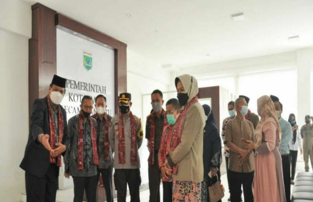 Foto:Camat Batu saat menunjukkan beberapa fasilitas Kafetaria pelayanan publik ke Walikota Batu dan jajaran.