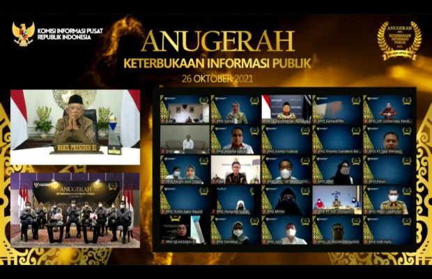 Foto: Kemendag Suhanto saat menerima penganugerahan tertinggi di bidang pelayanan informasi publik secara daring.