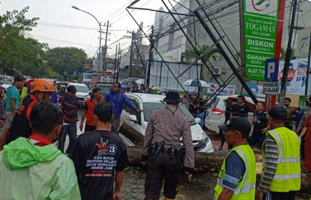Foto:  Polres Jember dan BPBD Jember evakusi mobil yg tertimpa pohon akibat hujan deras