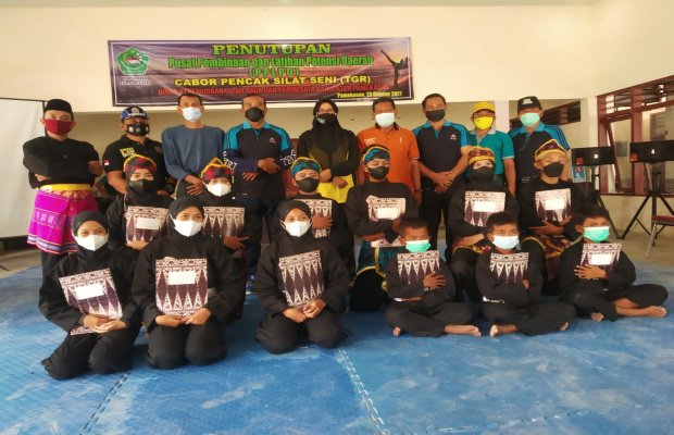 Foto: Para Atlit Saat Menerima Serfikat di Acara Penutupan PPLDP Cabor Pencak Silat di Kantor Disporapar Pamekasan
