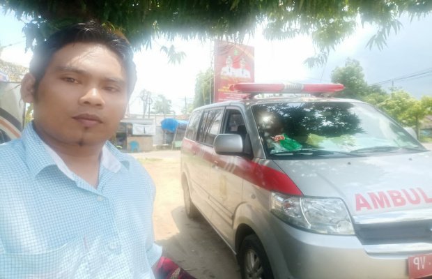 Foto: Kades Syamsul Tambaagung Barat, saat menjemput Jenazah Suliman, warga Desa Kalebengan, Kecamatan Rubaru ke Surabaya