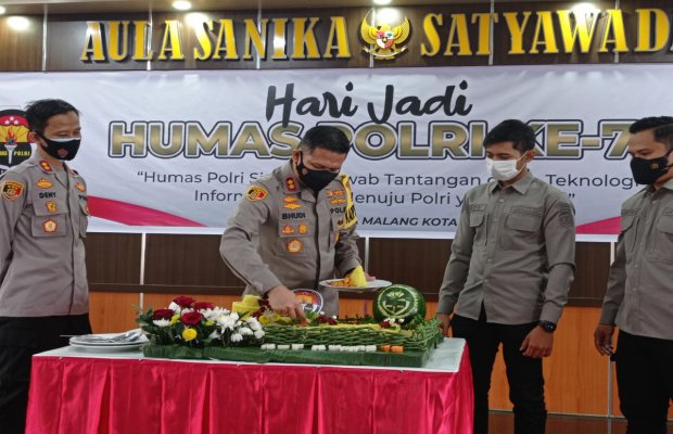 Foto:Kapolresta Malang Kota saat memotong tumpeng pada kegiatan peringatan Hari Jadi Humas Polri ke-70 tahun 2021.