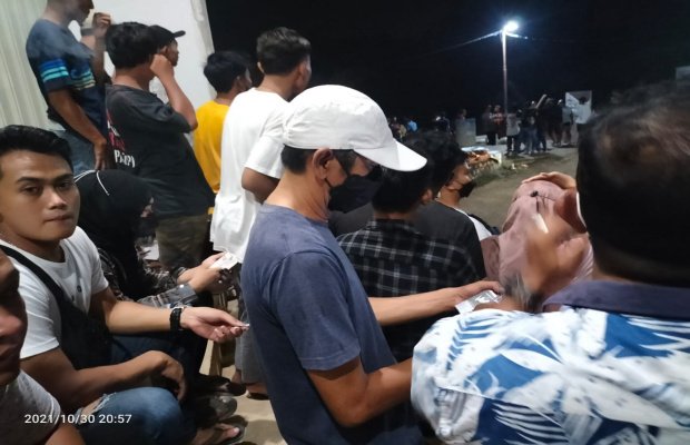 Foto : Sejumlah warga dan Wartawan yang tidak di izinkan masuk