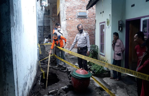 Foto : Iptu Hari Sugiantoro saat meninjau lokasi tanah ambles di Kelurahan Sisir, Kota Batu.